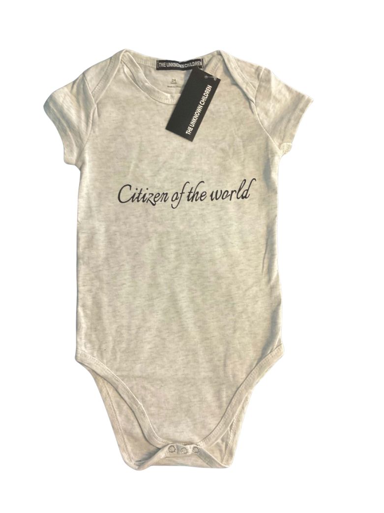 Light gray "Citizen of the World" onesie from THE UNKNOWN CHILDREN,
made from 100% breathable cotton with a branded tag, perfect for
everyday comfort and active toddlers.